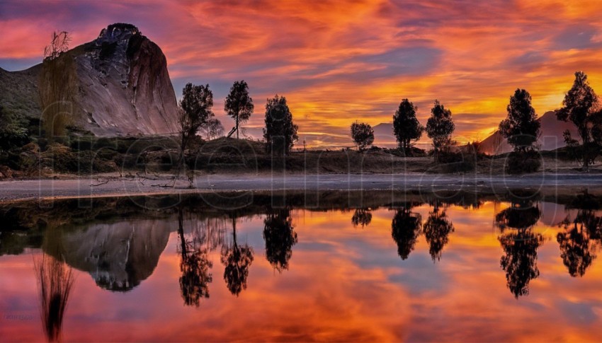 Paisaje montañoso Reflejo del atardecer en el lago cielo rojo