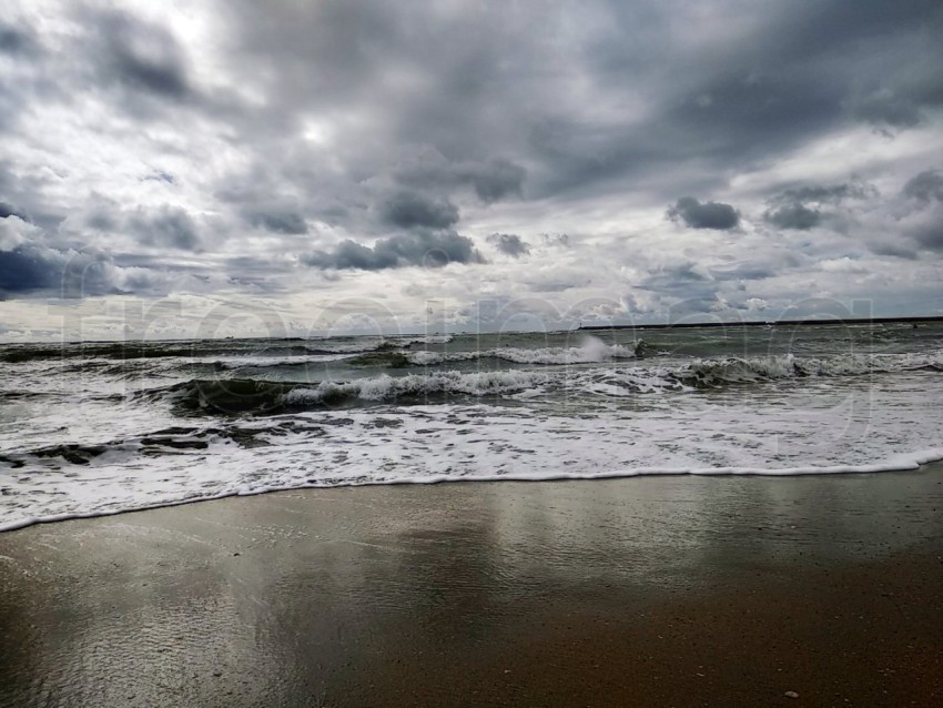 Olas del mar día nublado