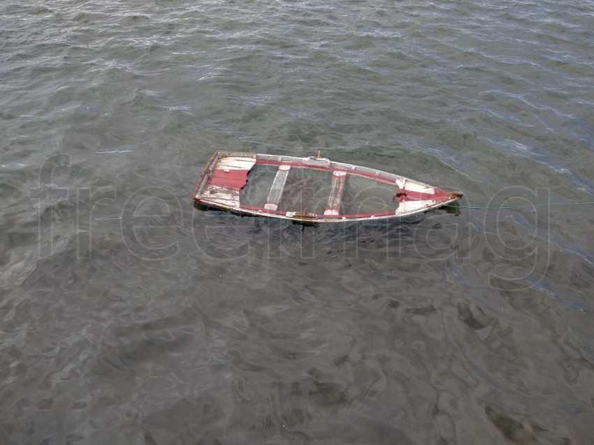 Barco en el mar hundiéndose.