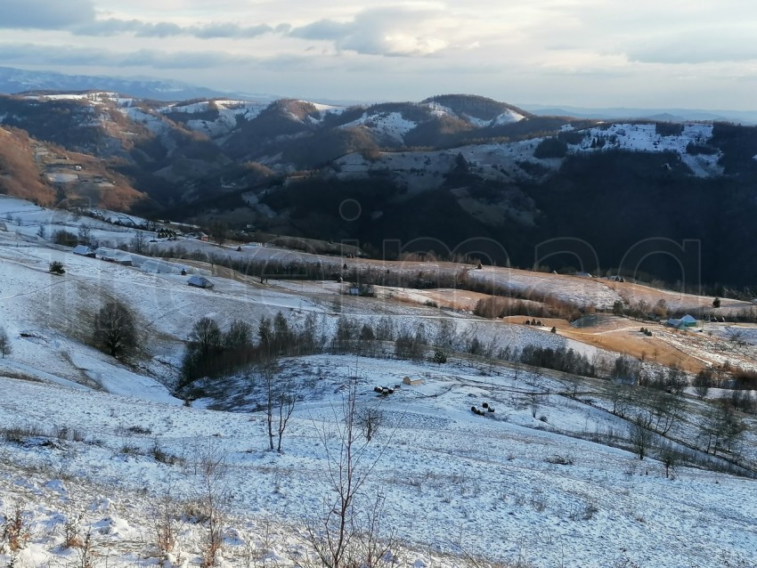 Paisaje de invierno con montañas