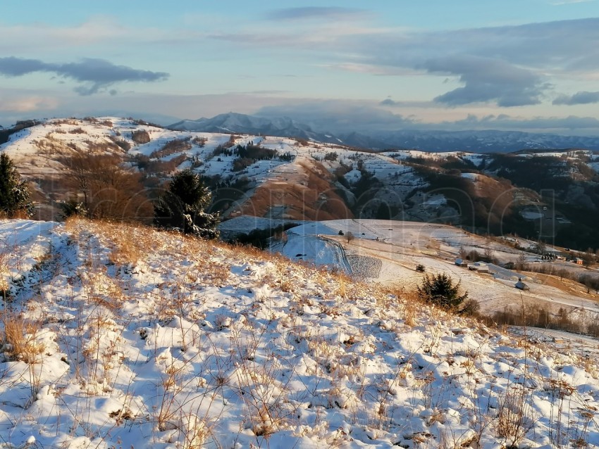 Montaña cubierta y ñede en Rumanía