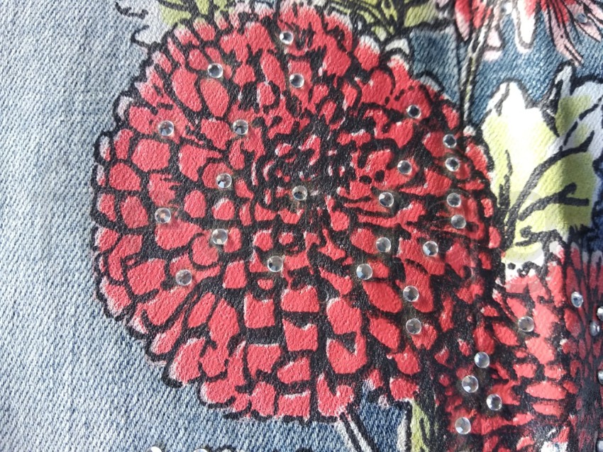 Foto de Bordado en forma de flores. sobre fondo de jeans