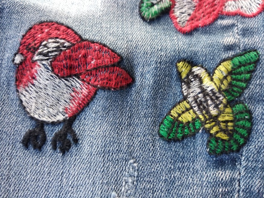 Imagen de pajarito pintado sobre jeans.