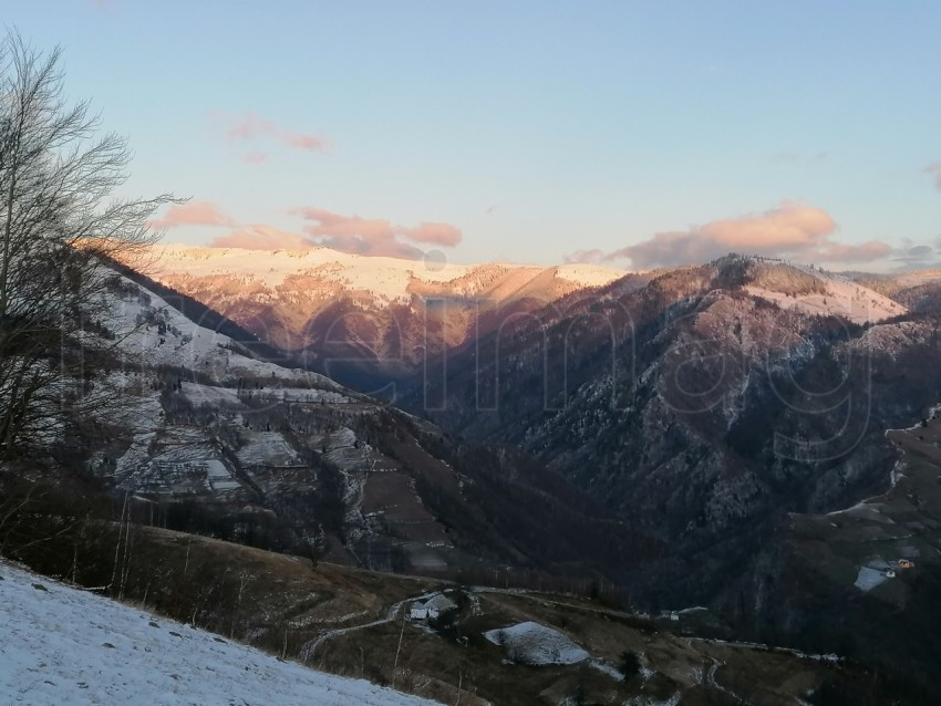 Montaña en temporada de invierno.