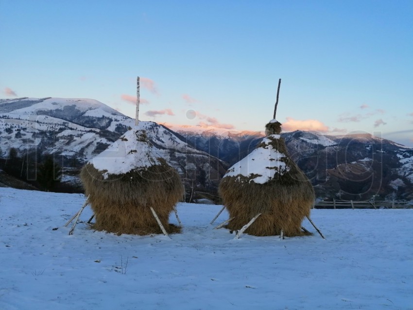 Paisajes de invierno en Rumanía Transilvania