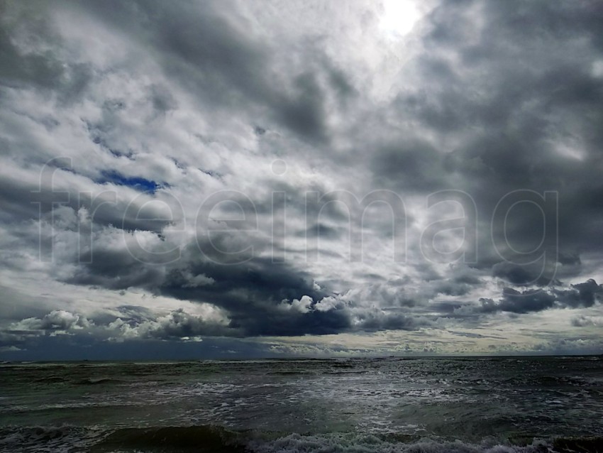 Cielo nublado en la playa