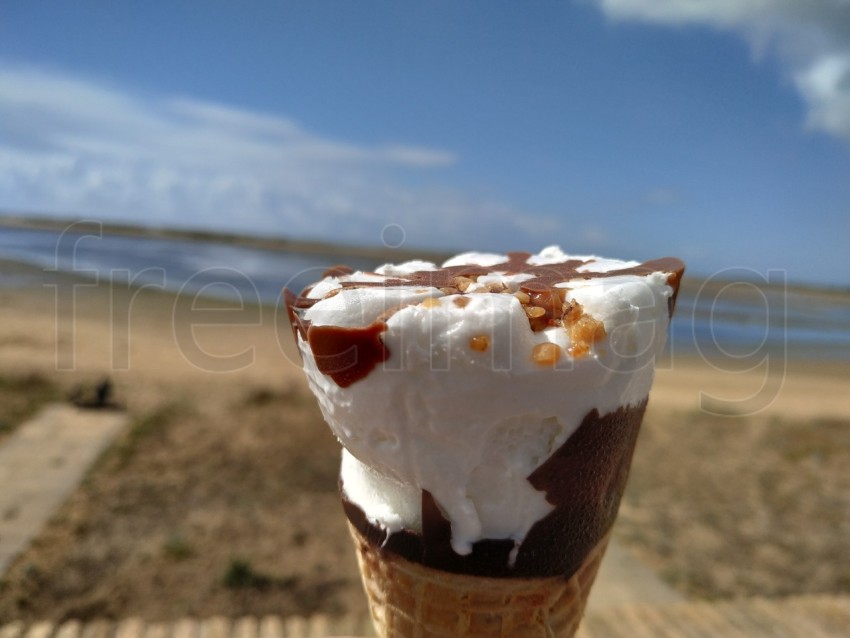 Helado en una taza de gofres