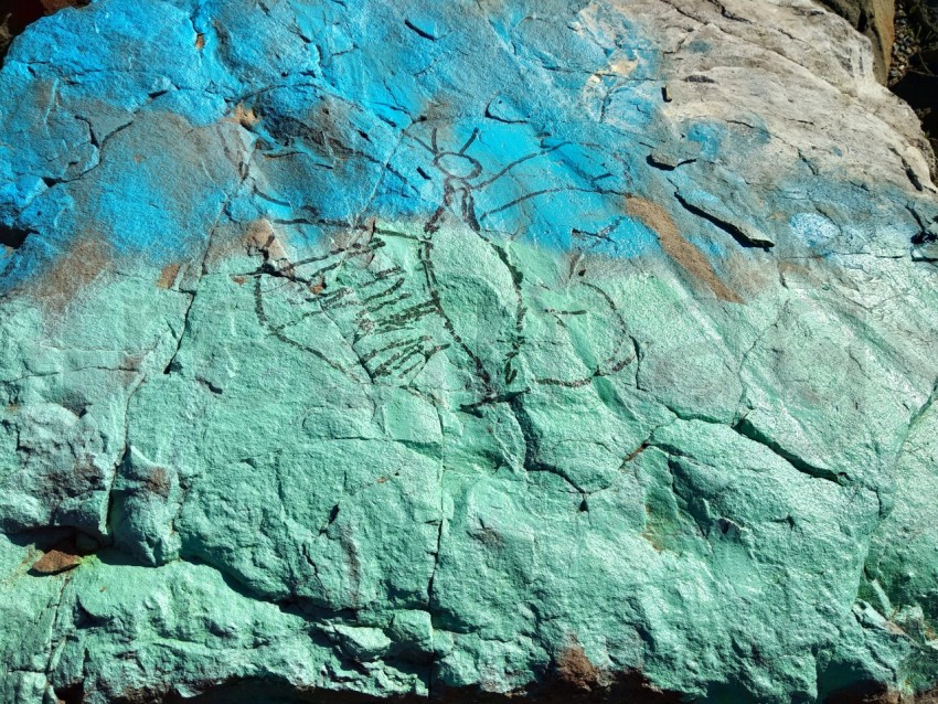 Piedra pintada azul y verde