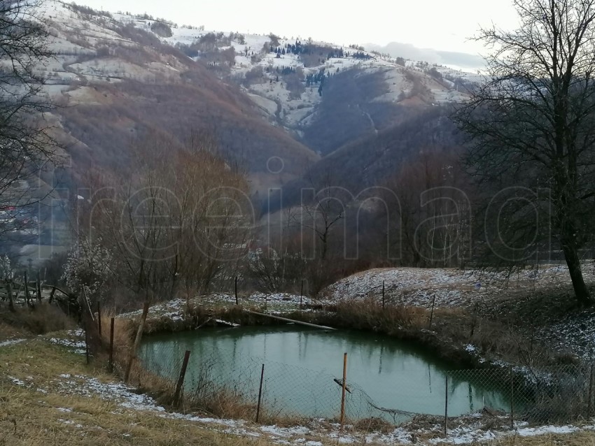 Pequeño lago en la montaña