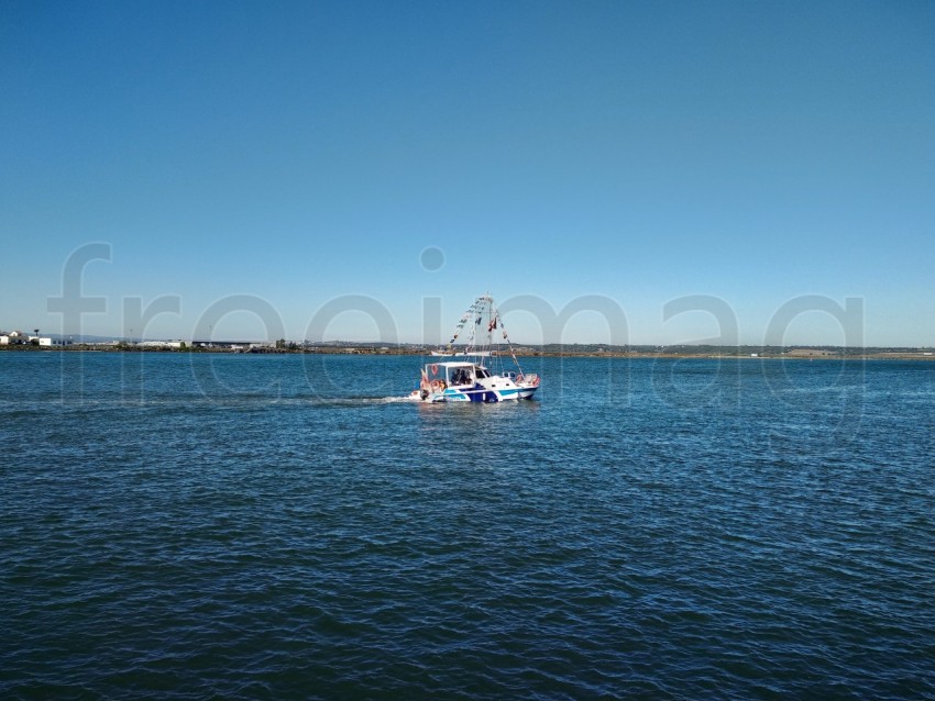 Barco sobre agua azul