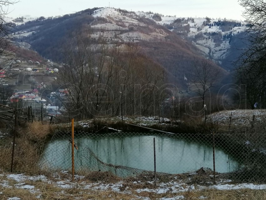 Imagen pequeño lago en la montaña