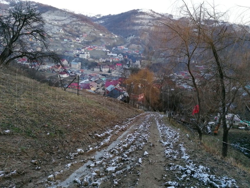 Camino de tierra en la montaña