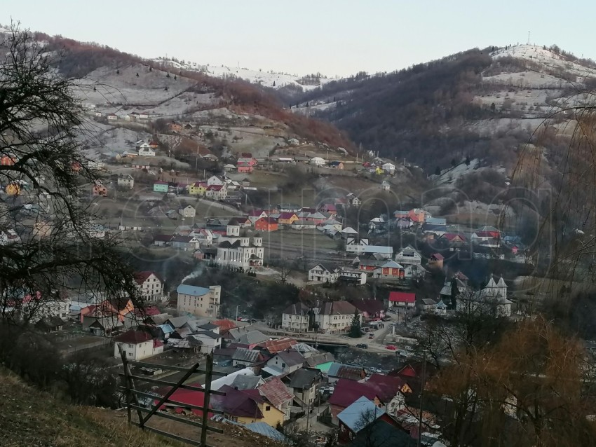 Pueblo de montaña en temporada de invierno