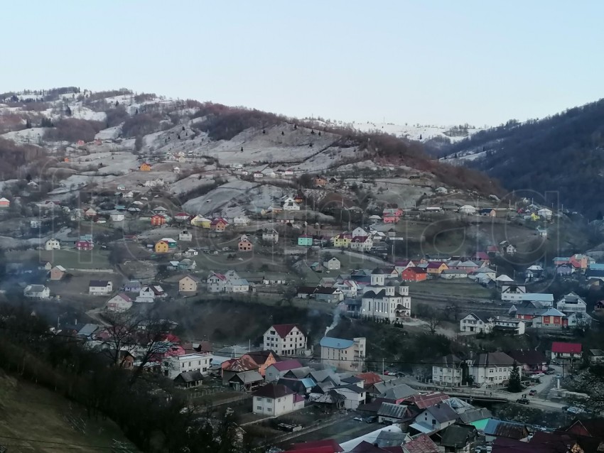 Foto pueblo de montaña en Transilvania, Rumanía