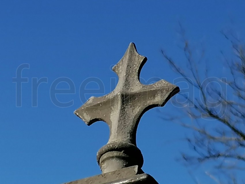 Cruz fondo cielo azul