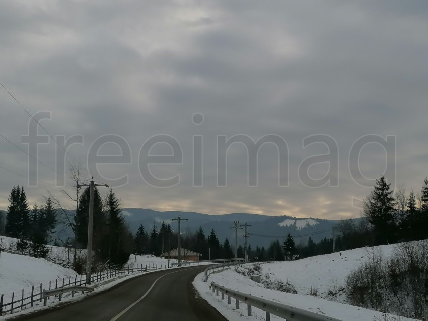 Carretera por la montaña paisaje de invierno