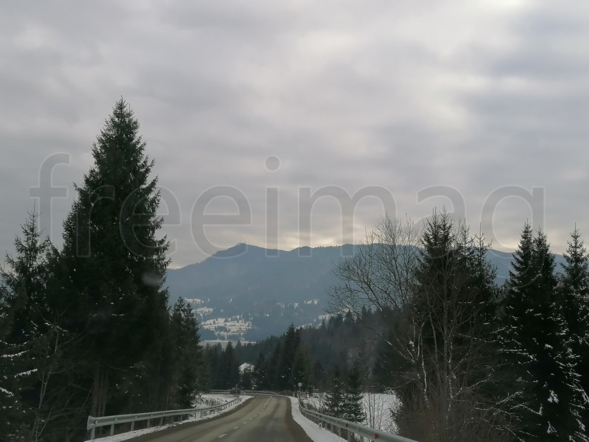 Paisaje de naturaleza carretera en la montaña