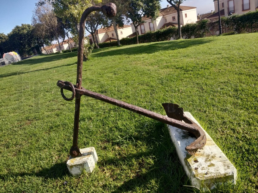 Ancora oxidada sobre  hierba verde