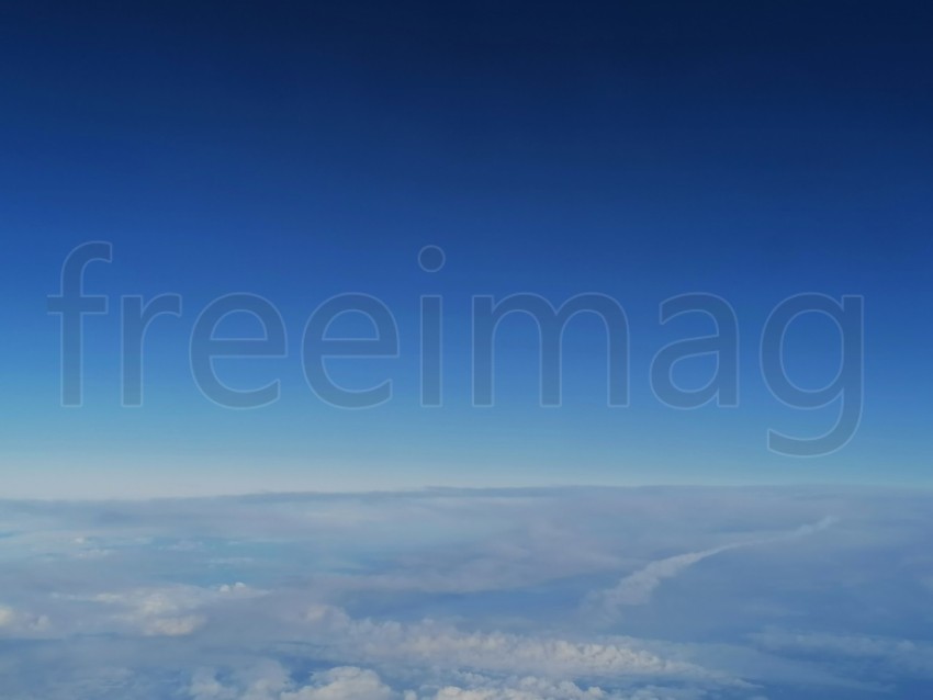 Imagen de avión nubes blancas y cielo azul