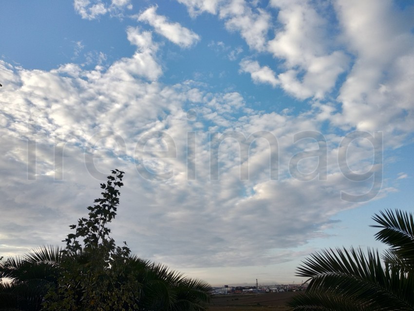 Cielo con nubes por la mañana.