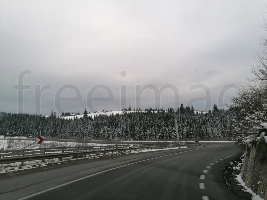 Carretera en temporada de invierno Transilvania