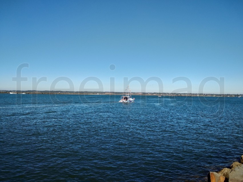 Barco sobre mar azul