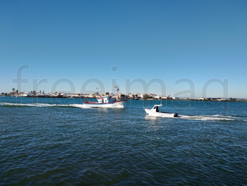 Barcos sobre el mar