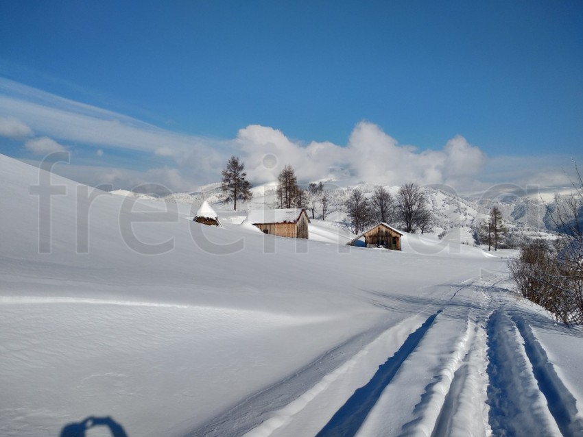 Camino de nieve por la montaña