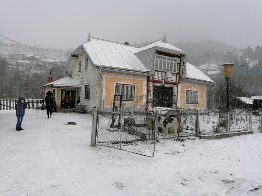 Casa típica de Rumanía en temporada de invierno