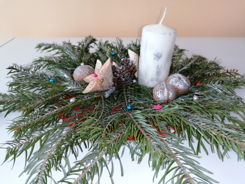 A más de pino con Candela y globos Navidad