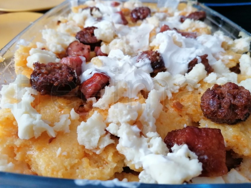 Platos de huevo con queso y chorizo