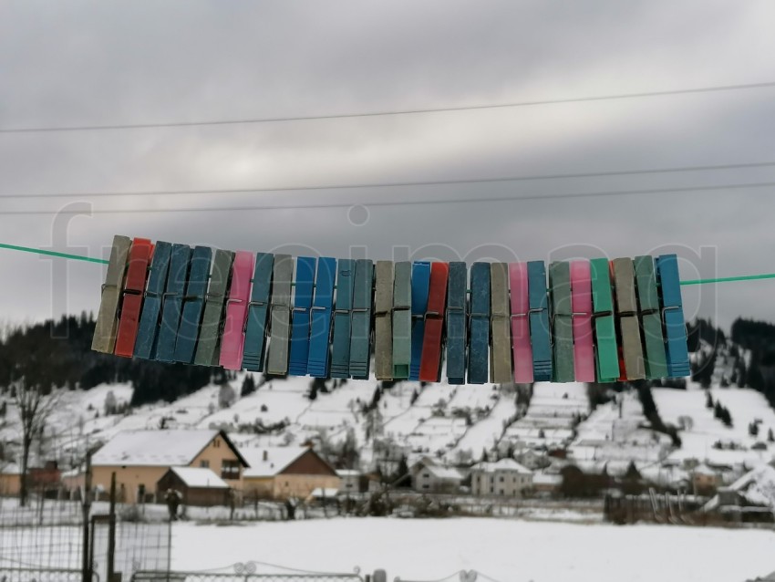 Foto pinzas de ropa fondo nieve