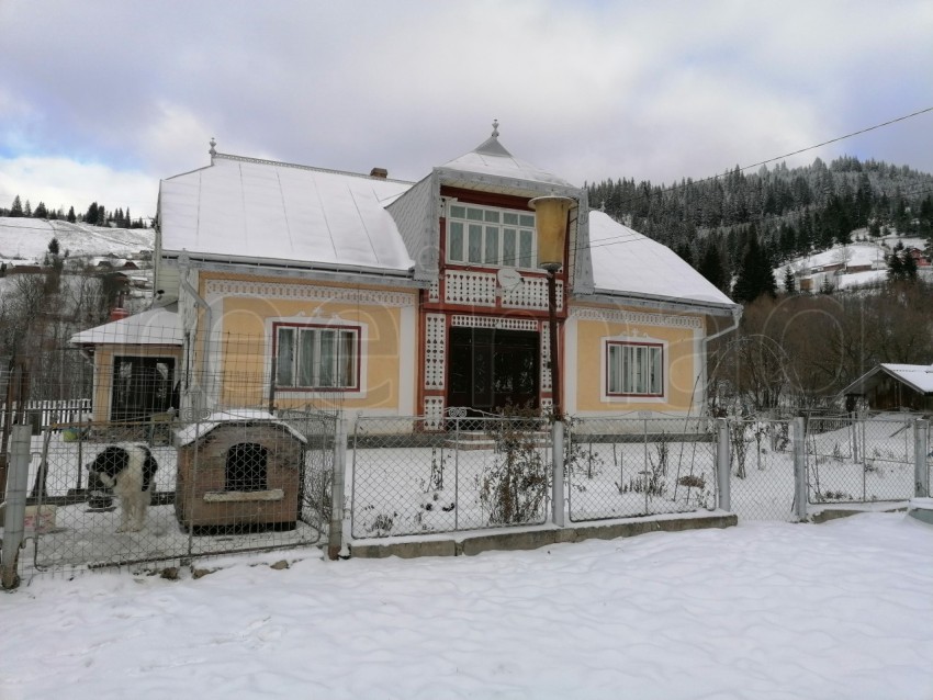 Casa tradicional de Moldavia de Rumanía temporada de invierno