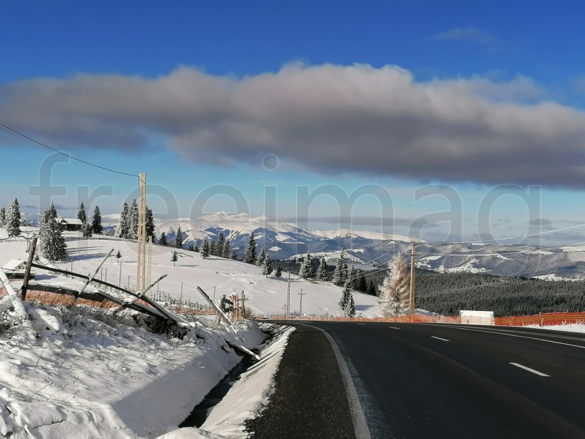 Hermoso paisaje de invierno en región de Moldavia Rumanía