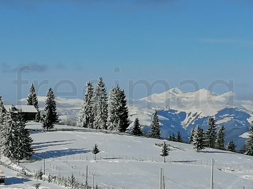 Paisaje de invierno con montaña, en los Cárpatos de Rumanía