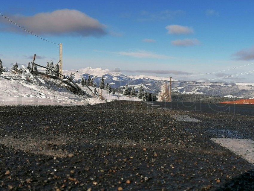 Foto cerca de asfalto con fondo montaña con nieve