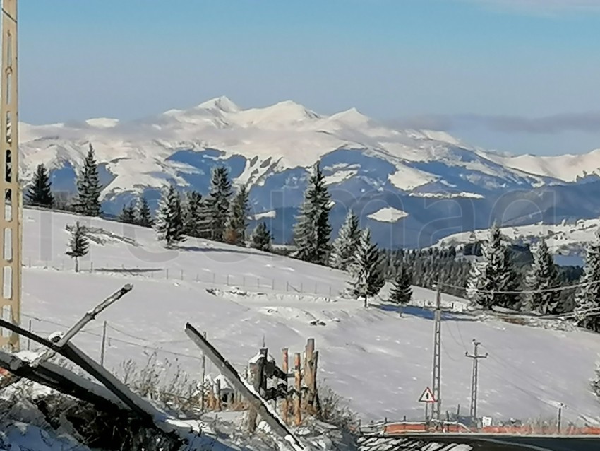 Paisaje de invierno en los Cárpatos de Rumanía