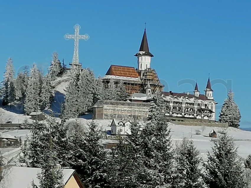 Monasterio ortodoxo en la montaña temporada de invierno