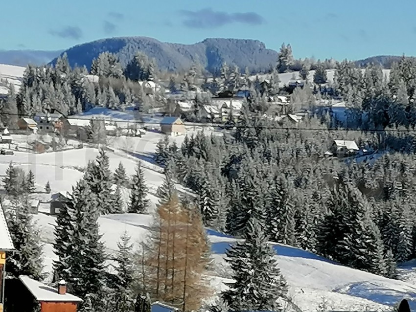 Paisaje de invierno en los Cárpatos de Rumanía