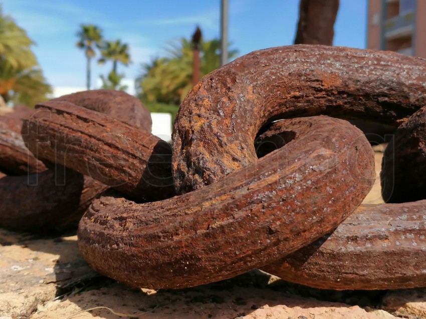 Cadena de hierro oxidada de una áncora