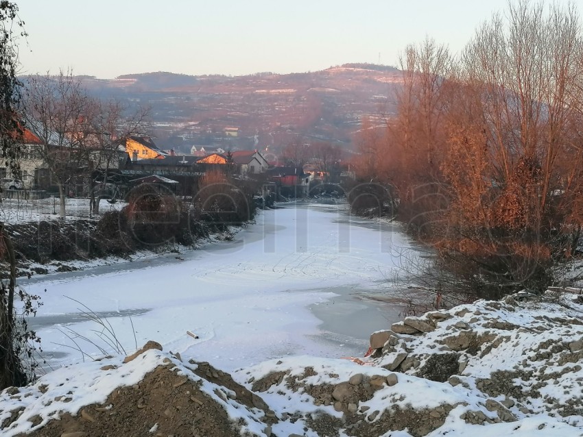 Río congelado temporada de invierno