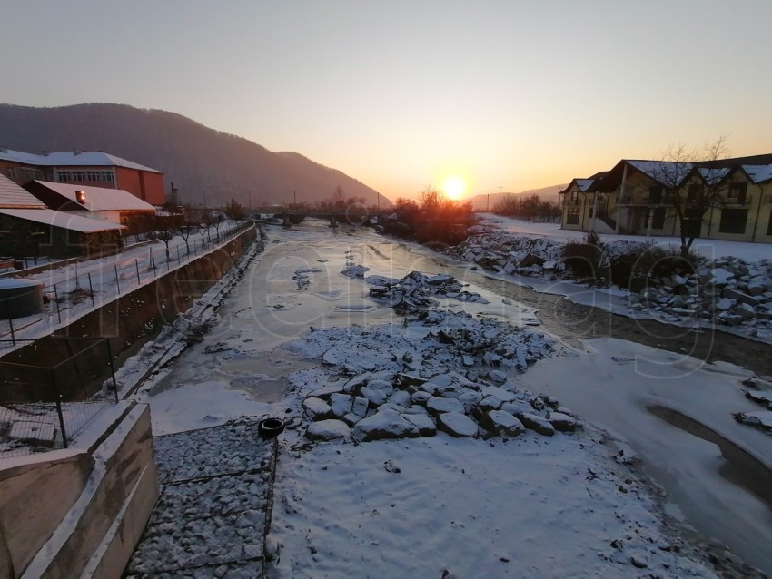 Esta de sol temporada de invierno río congelado