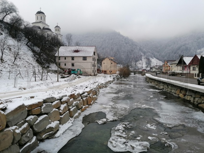 Foto río congelado en Rumanía Transilvania