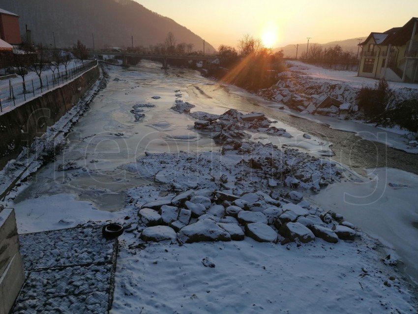 Puesta de sol sobre río temporada de invierno