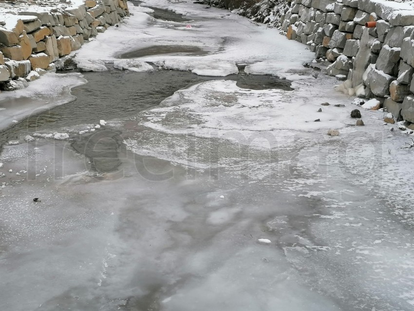 Imagen de Río congelado en temporada de