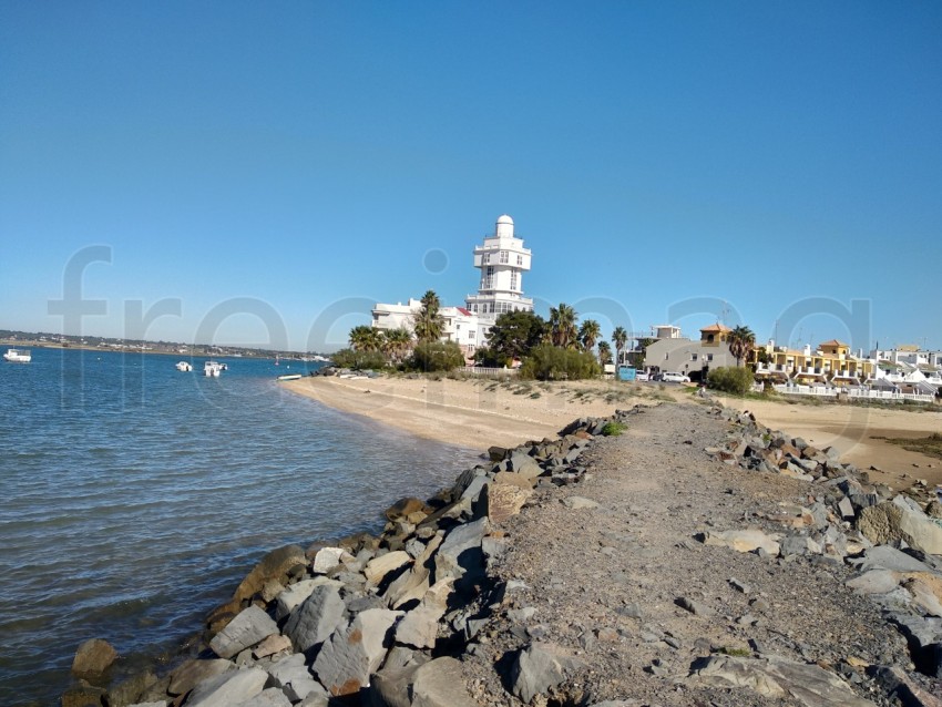 Isla Cristina, Huelva, España. Vistas del faro desde el espigón.