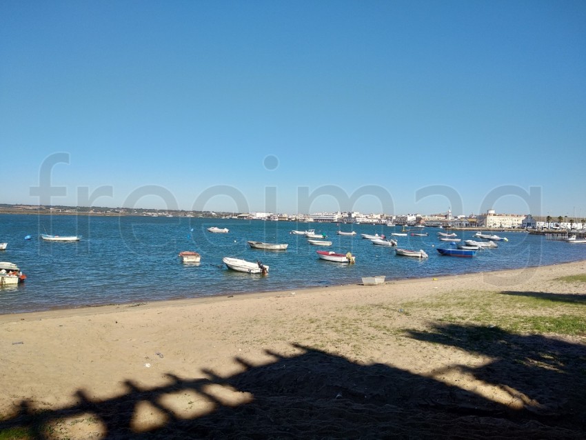 Isla Cristina, Huelva, España. Vistas de barcos sobre mar azul