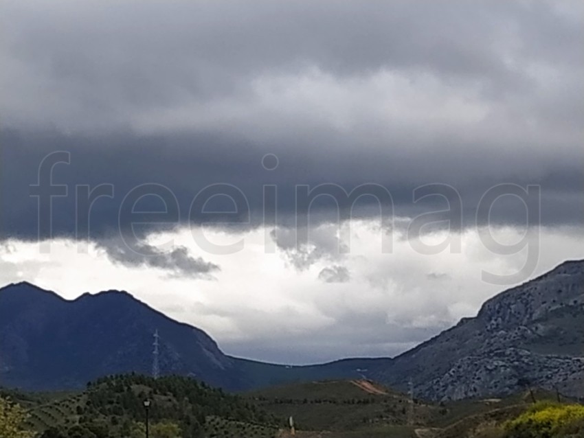 Montaña fondo cielo nublado