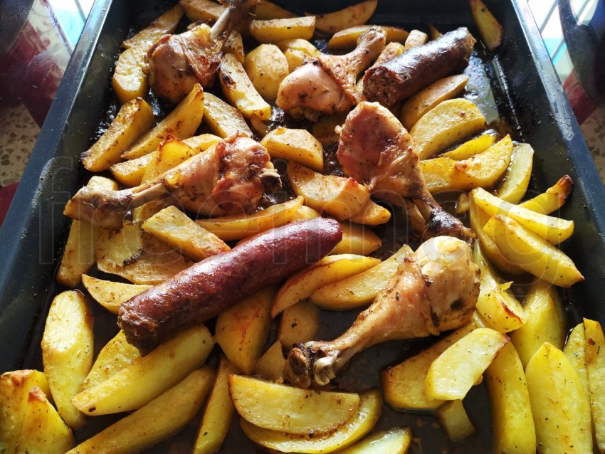 Patatas fritas con pollo y chorizo