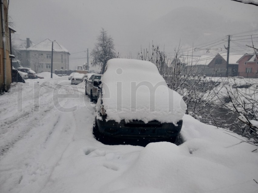 Coche cubierto de nieve temporada de invierno